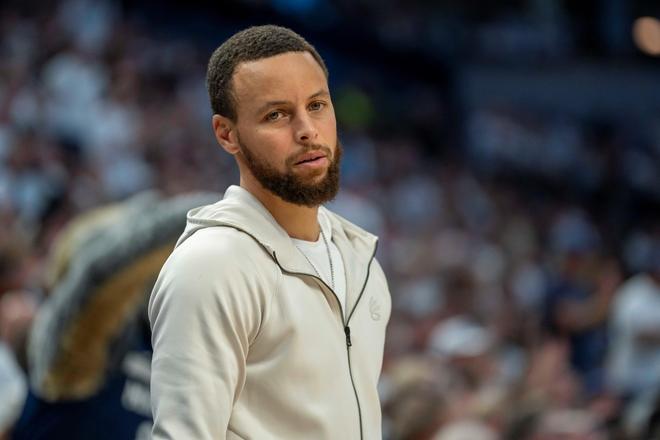 计划在NBA再打多久？库里：我不知道 我的合同还剩两年...