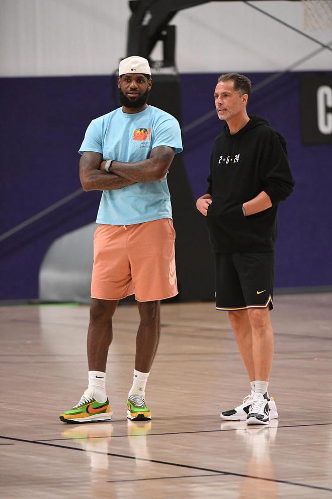 NBA高管：到现在湖人也没宣布过詹姆斯执行了选项 这非常奇怪...